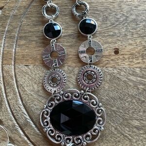 ERICA LYONS BLACK AND SILVER FASHION JEWELRY NECKLACE NWT